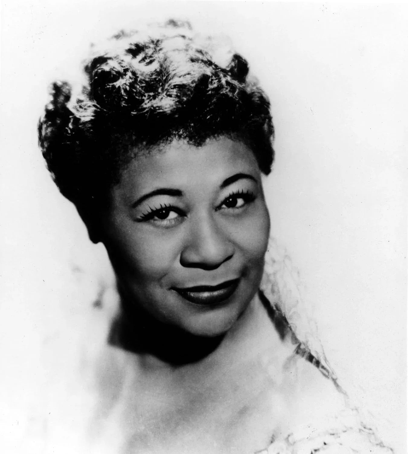 Ella Fitzgerald - Ella Wishes You A Swinging Christmas (Ruby Red Vinyl) (LP) - Joco Records